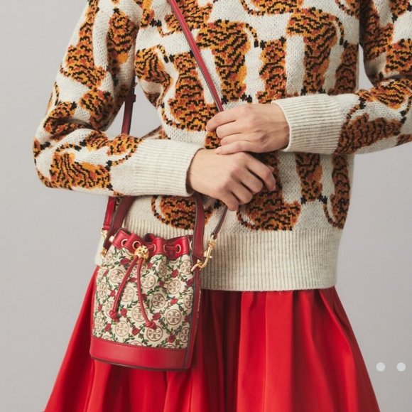 🔥NeW! $498 Tory Burch T Monogram Mini Embroidered Bucket Bag 87062 - Picture 4 of 15